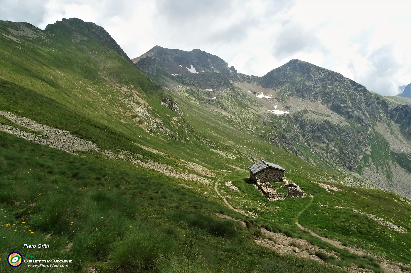 71 Bivacco Pedrinelli (2253 m) con vista da sx Zerna, Masoni, Pes Gerna.JPG